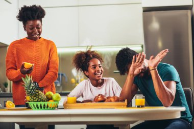 Aile evde mutfakta birlikte kahvaltı
