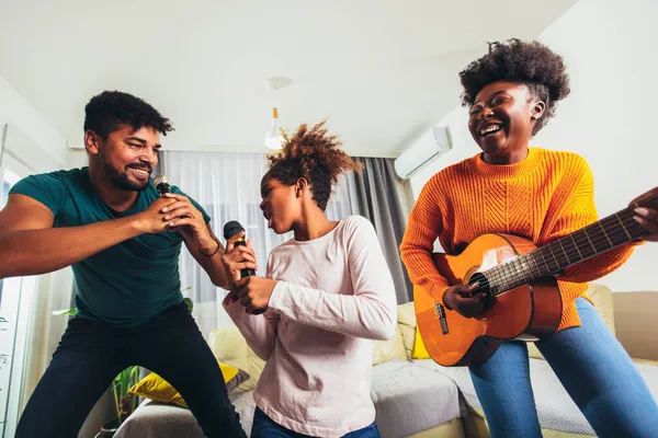 Tochter Mit Ihren Eltern Singt Ein Lieblingslied Karaoke Mikrofon — Stockfoto