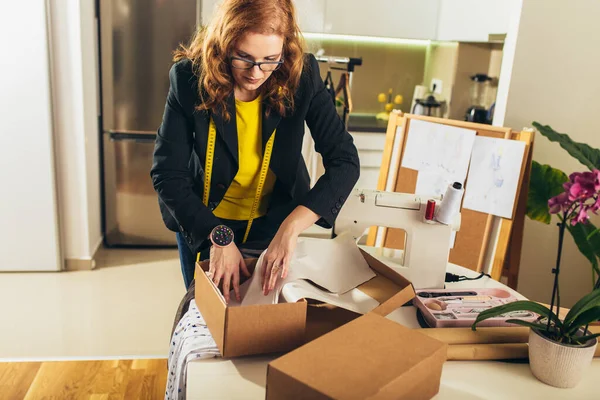 Mujer Costurera Casa Ellos Aceptan Nuevos Pedidos Línea Mercancía Embalaje —  Fotos de Stock