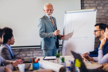 İşletme atölyesi ve sunumunda konuşmacı. Konferans odasında dinleyiciler..