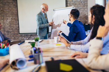 İşletme atölyesi ve sunumunda konuşmacı. Konferans odasında dinleyiciler..