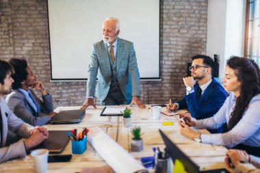 İşletme atölyesi ve sunumunda konuşmacı. Konferans odasında dinleyiciler..