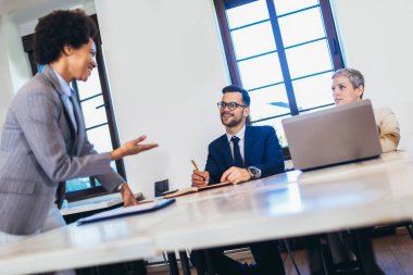 İşletme atölyesi ve sunumunda konuşmacı. Konferans odasında dinleyiciler..