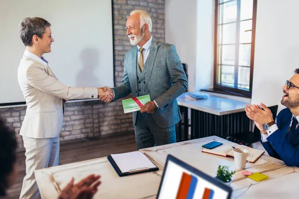 Senior Businessman Receiving Award Businesswoman Front Business Professionals Applauding Business — Stock Photo, Image