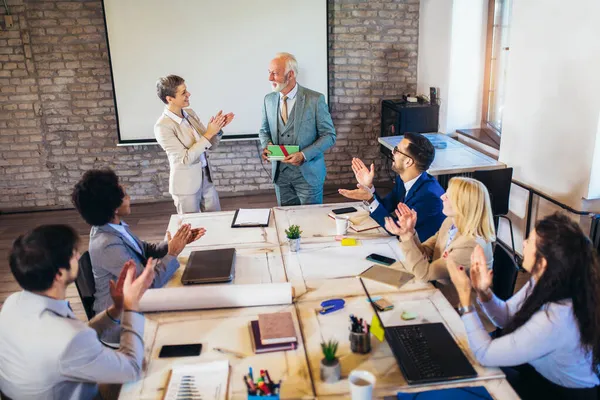 Senior Affärsman Får Utmärkelse Från Affärskvinna Framför Affärskvinnor Applåderar Företagsseminarium — Stockfoto