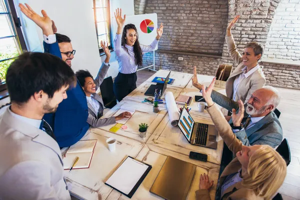 İşletme atölyesi ve sunumunda konuşmacı. Konferans odasında dinleyiciler..
