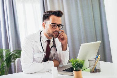 Parlak ofisinde gülümseyen bir doktorun portresi.. 