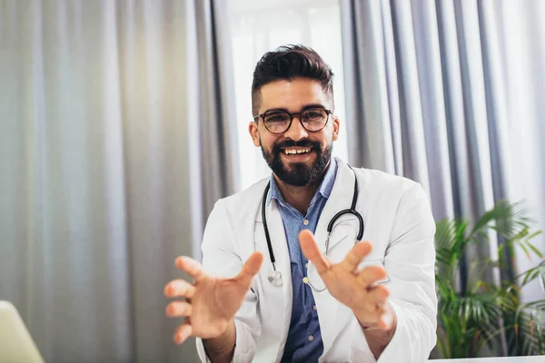 Πορτρέτο Ενός Χαμογελαστού Γιατρού Στο Φωτεινό Γραφείο Του Γιατρός Που — Φωτογραφία Αρχείου