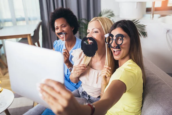 Hermosas Mujeres Jóvenes Tomando Selfie Con Tableta Digital Divertirse — Foto de Stock