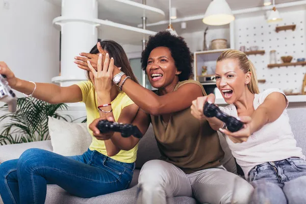 Портрет Щасливих Жінок Друзів Які Грають Відеоігри Вдома — стокове фото