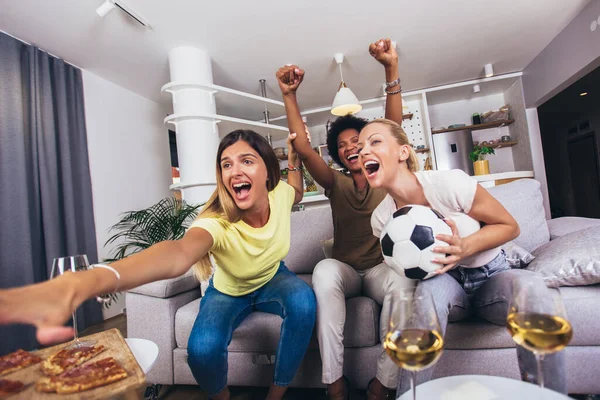 Grupa Przyjaciółek Siedzi Domu Dopingować Oglądając Mecz Piłki Nożnej — Zdjęcie stockowe