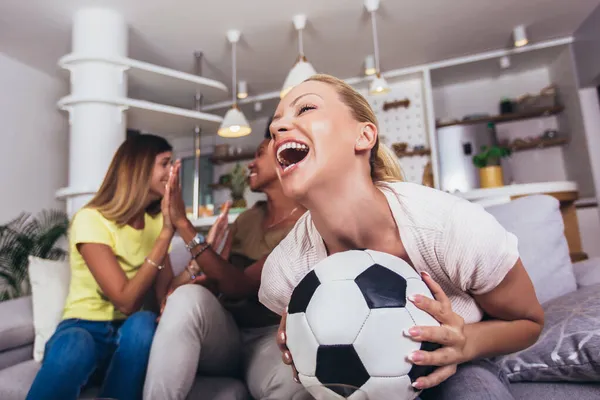 Bir Grup Bayan Arkadaş Evde Oturmuş Tezahürat Yapıyor Futbol Maçı — Stok fotoğraf