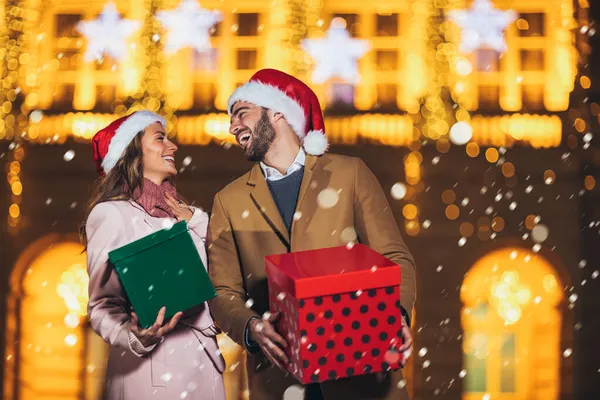 Jong Romantisch Paar Holding Gift Box Hebben Plezier Buiten Winter — Stockfoto
