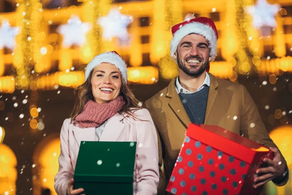 Jong Romantisch Paar Holding Gift Box Hebben Plezier Buiten Winter — Stockfoto