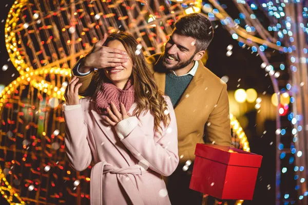 Romantische Verrassing Voor Kerstmis Jong Stel Met Huidige Outdoor — Stockfoto