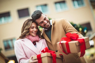 Genç romantik çift, Noel 'den önce hediye kutusuyla dışarıda eğleniyor..