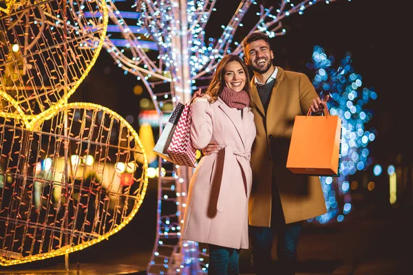 Jong Romantisch Paar Holding Shopping Bag Hebben Plezier Buiten Winter — Stockfoto