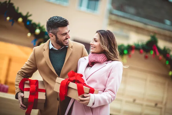Jong Romantisch Paar Holding Gift Box Hebben Plezier Buiten Winter — Stockfoto