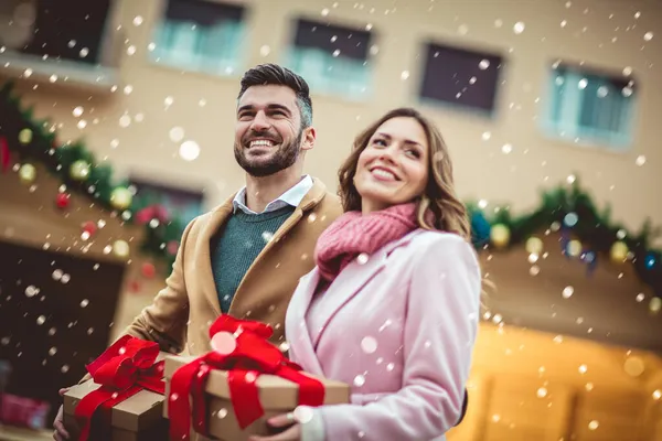 Jong Romantisch Paar Holding Gift Box Hebben Plezier Buiten Winter — Stockfoto