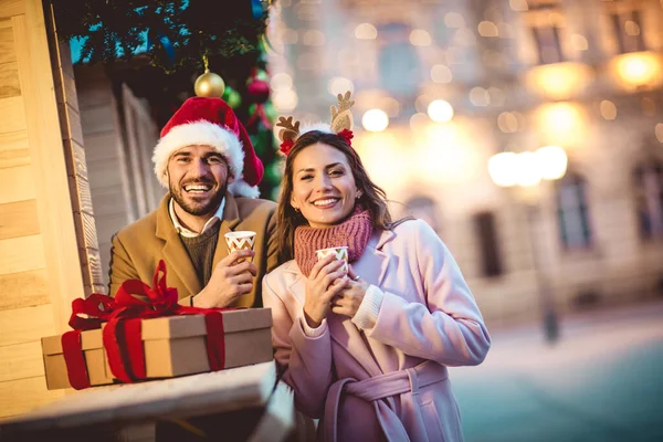 Jong Romantisch Paar Holding Gift Box Hebben Plezier Buiten Winter — Stockfoto