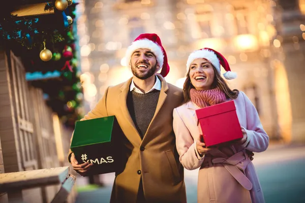 Jong Romantisch Paar Holding Gift Box Hebben Plezier Buiten Winter — Stockfoto