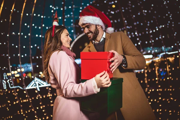 Jong Romantisch Paar Holding Gift Box Hebben Plezier Buiten Winter — Stockfoto