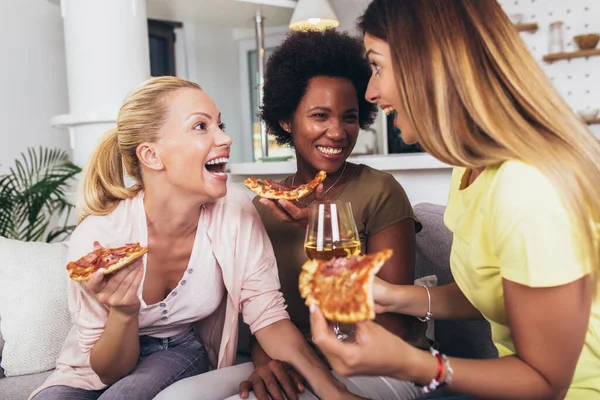 Jovens Amigas Felizes Com Vinho Pizza Sofá Casa — Fotografia de Stock