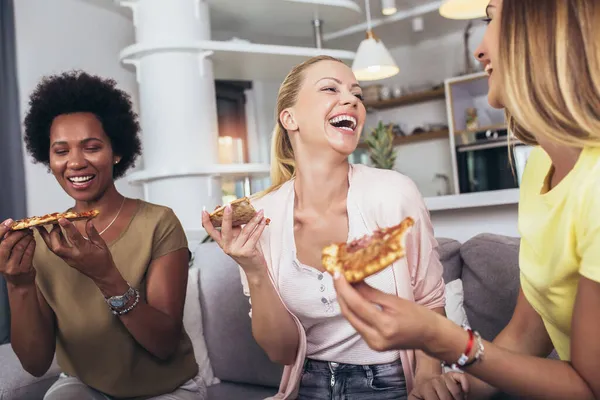 Jovens Amigas Felizes Com Vinho Pizza Sofá Casa — Fotografia de Stock