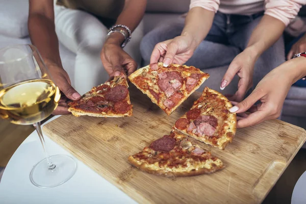 Kézzel Vesz Pizza Szelet Fából Asztal Közelről Kilátás — Stock Fotó