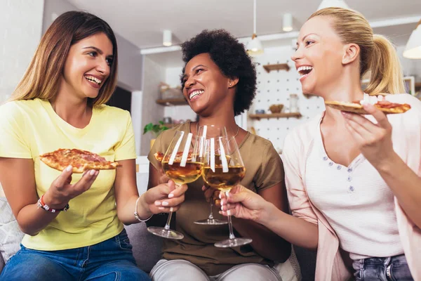 快乐的年轻女性朋友 家里沙发上有酒和披萨 — 图库照片