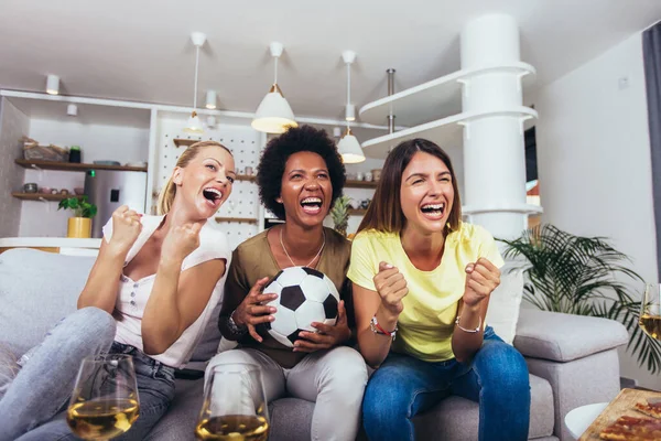 Gruppe Gut Gelaunter Freundinnen Schaut Fußballspiel Und Feiert Sieg Hause — Stockfoto