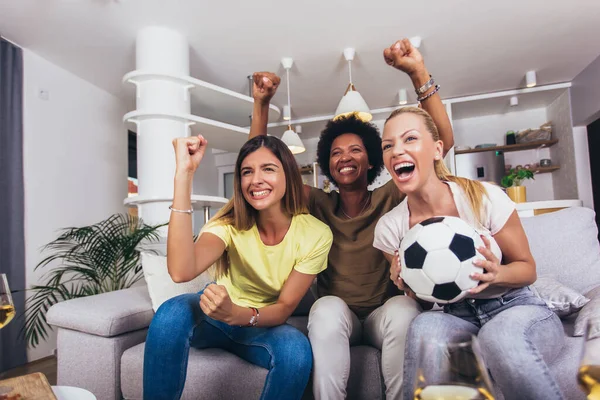 Grupp Glada Kvinnliga Vänner Tittar Fotbollsmatch Och Firar Seger Hemma — Stockfoto
