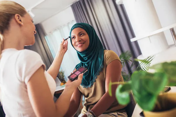メイクアップアーティストは自宅でイスラム教徒の女性を構成しています — ストック写真