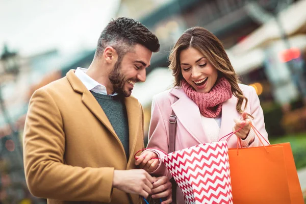 Retrato Pareja Feliz Con Bolsas Compras — Foto de Stock