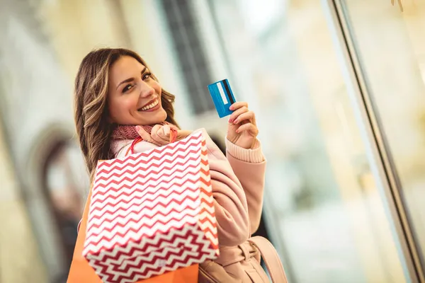 Shopping Natalizio Bella Donna Felice Con Carta Credito Borse Della — Foto Stock