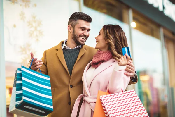 Schönes Paar Beim Einkaufen Mit Kreditkarte Der Stadt — Stockfoto