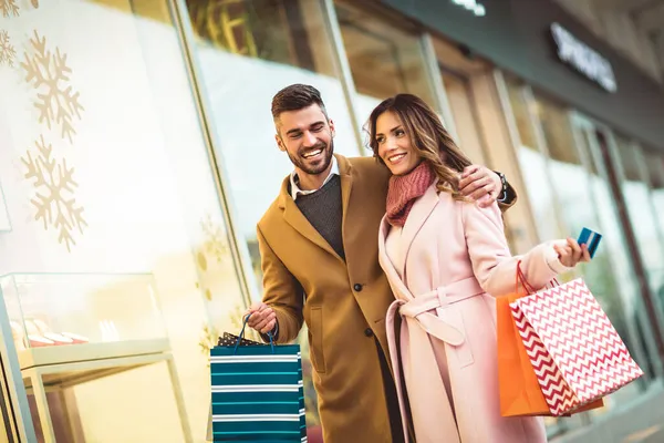 Schönes Paar Beim Einkaufen Mit Kreditkarte Der Stadt — Stockfoto