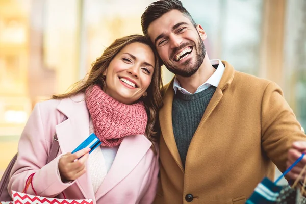 Piękna Para Zakupy Kartą Kredytową Mieście — Zdjęcie stockowe