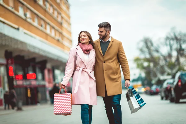 Ritratto Coppia Felice Con Shopping Bags — Foto Stock