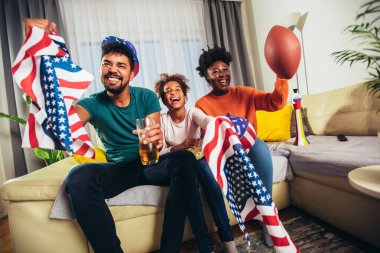Evde televizyon izlerken aile Amerikan futbolu maçı