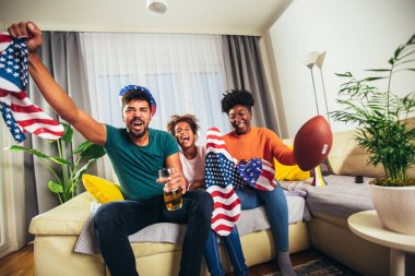 Evde televizyon izlerken aile Amerikan futbolu maçı