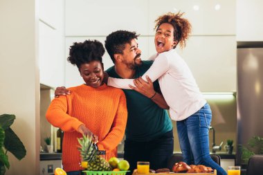 Aile evde birlikte kahvaltı ediyor, eğleniyor..