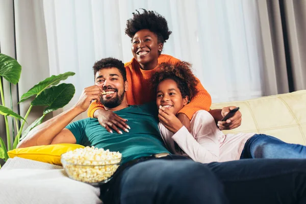 Uvolněné Africká Americká Rodina Společně Dívat Televizi — Stock fotografie