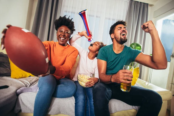 Família Assistindo Jogo Futebol Americano Televisão Casa — Fotografia de Stock