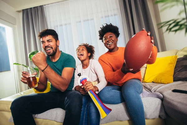Evde Televizyon Izlerken Aile Amerikan Futbolu Maçı — Stok fotoğraf