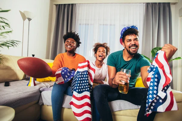 Familie Schaut Amerikanisches Fußballspiel Zuhause Fernsehen — Stockfoto