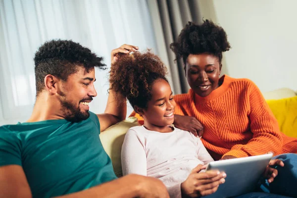 Familia Africana Feliz Divirtiéndose Con Tableta Digital Casa —  Fotos de Stock
