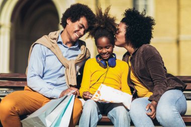 Mutlu genç çift kızlarıyla alışverişte vakit geçiriyor..