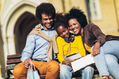 Mutlu genç çift kızlarıyla alışverişte vakit geçiriyor..