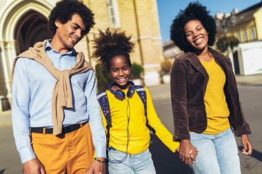 Genç Anne küçük çocuklarının okula götürecek